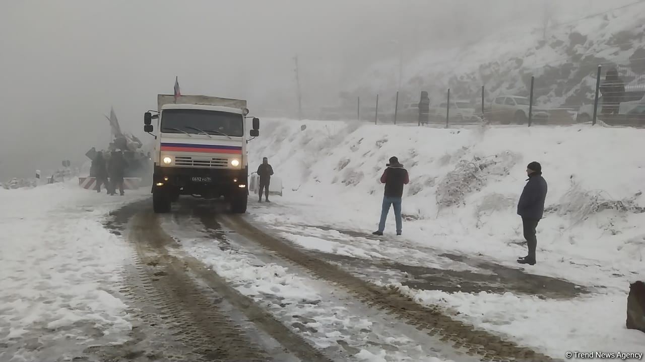 Sülhməramlılara məxsus daha 28 avtomobil Laçın yolundan maneəsiz keçid edib (FOTO)