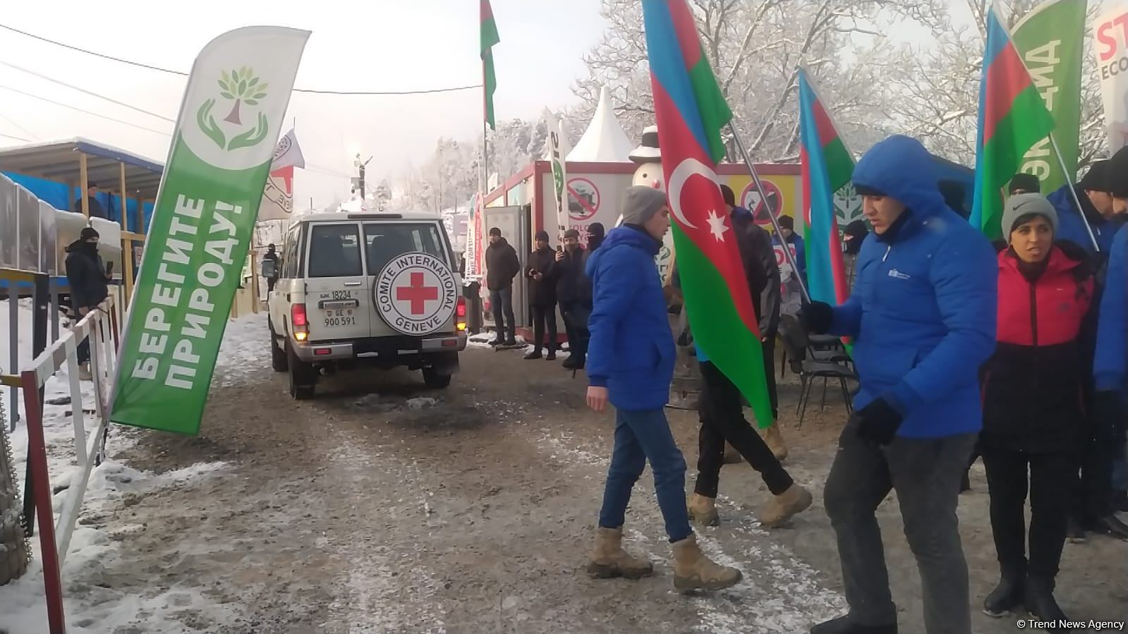 BQXK-ya məxsus avtomobillər Laçın yolundan keçib (FOTO)
