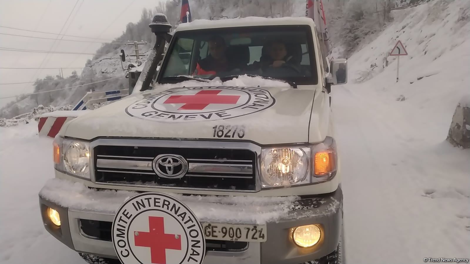 BQXK-ya məxsus avtomobillər Laçın yolundan keçib (FOTO)