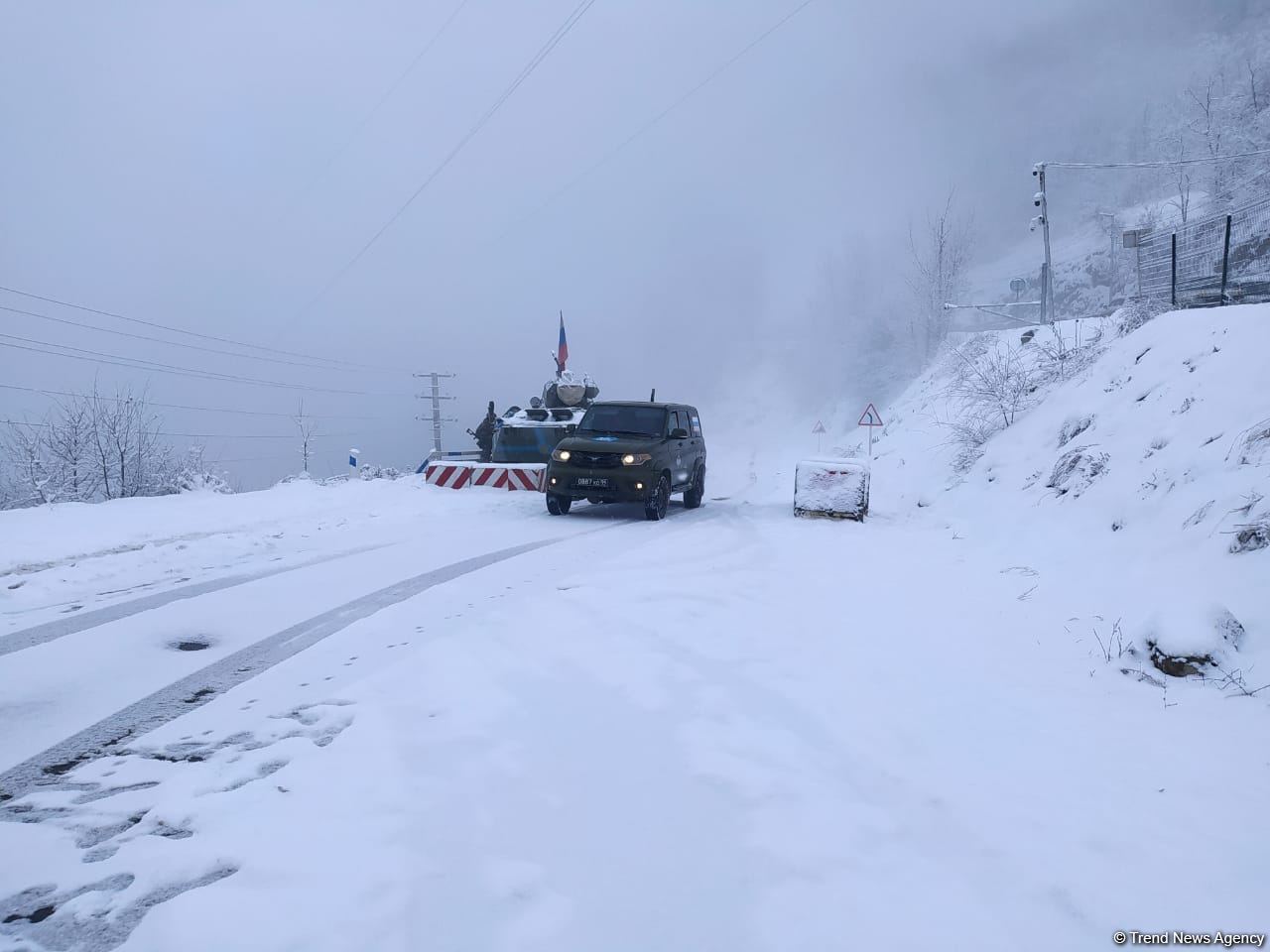 Sülhməramlılara məxsus daha 2 avtomobil Laçın yolundan maneəsiz keçid edib (FOTO)