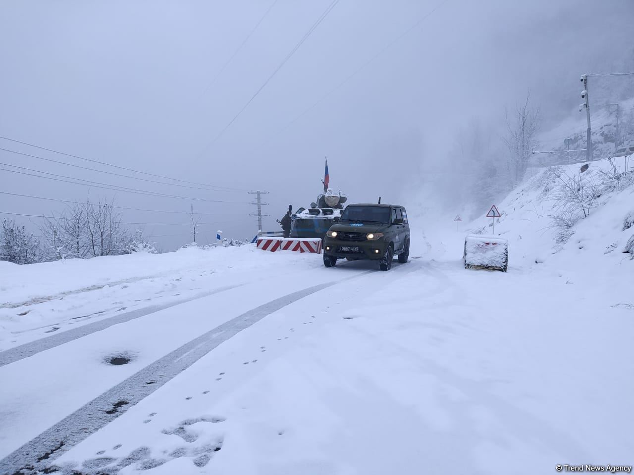 Sülhməramlılara məxsus daha 2 avtomobil Laçın yolundan maneəsiz keçid edib (FOTO)