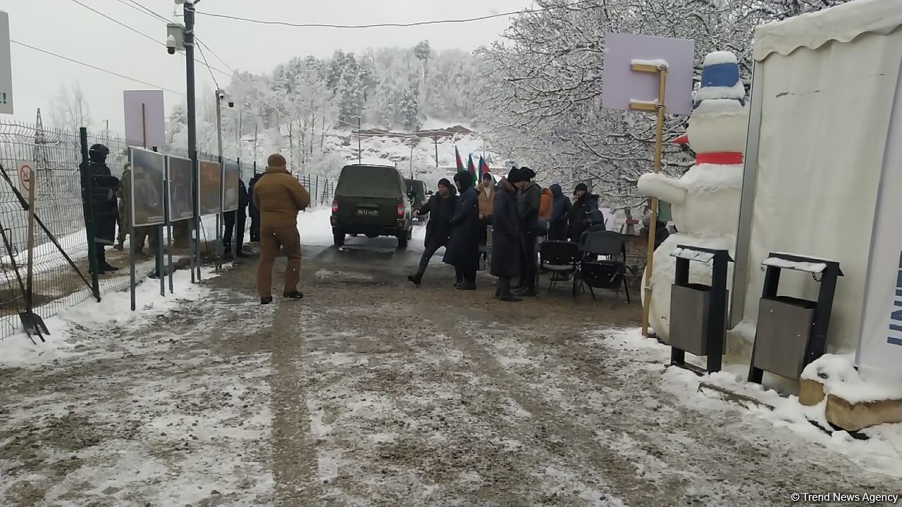 Sülhməramlılara məxsus daha 2 avtomobil Laçın yolundan maneəsiz keçid edib (FOTO)
