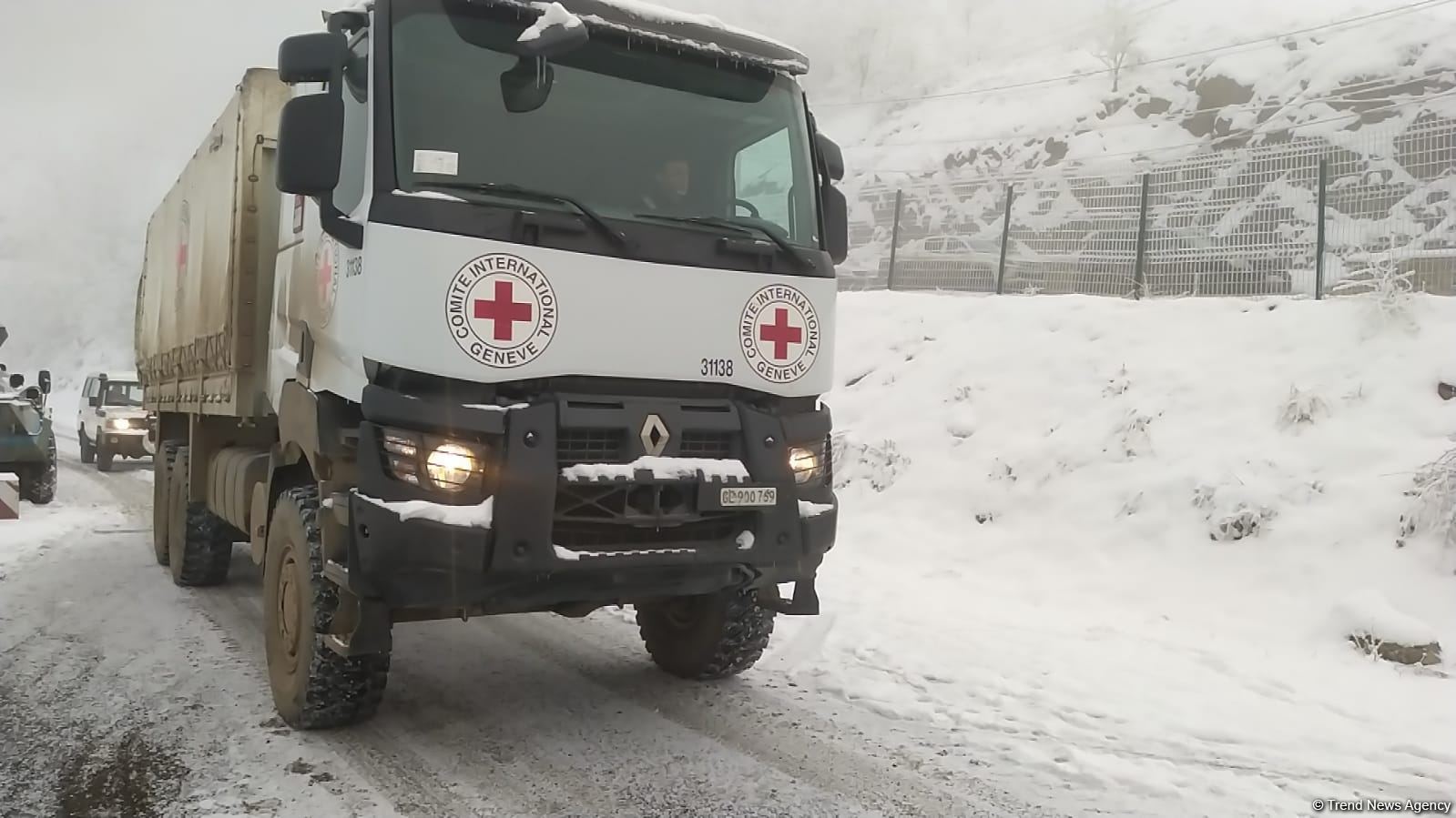 BQXK-ya məxsus avtomobillər Laçın yolundan keçib (FOTO)