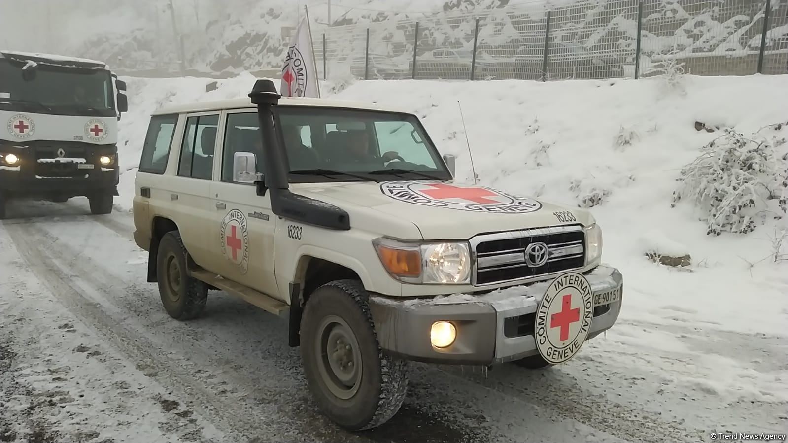 BQXK-ya məxsus avtomobillər Laçın yolundan keçib (FOTO)