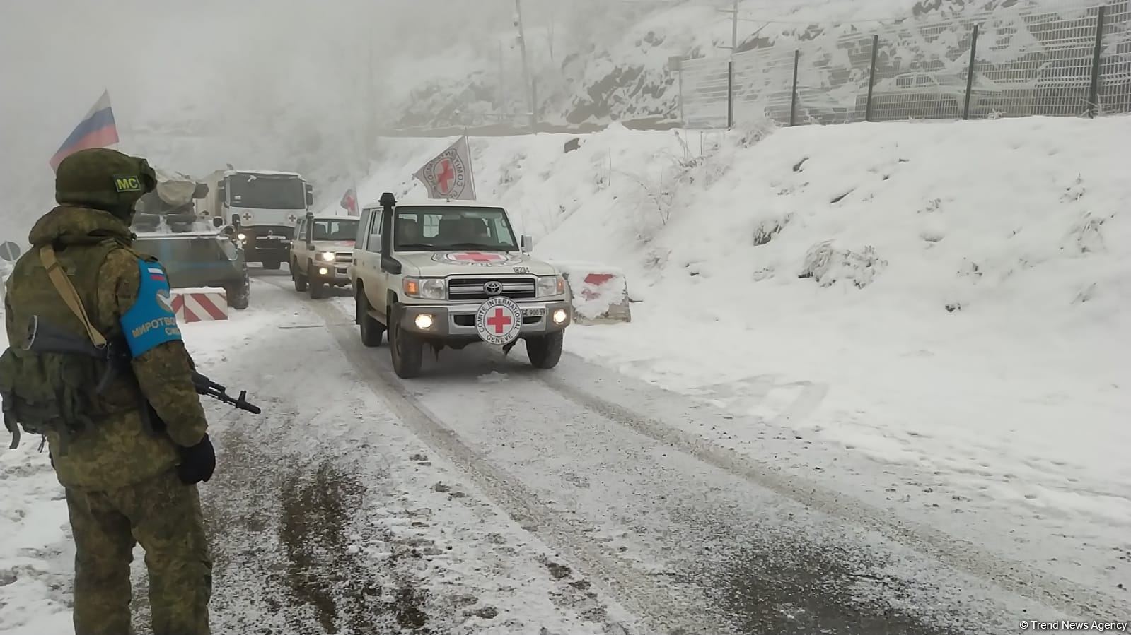 BQXK-ya məxsus avtomobillər Laçın yolundan keçib (FOTO)