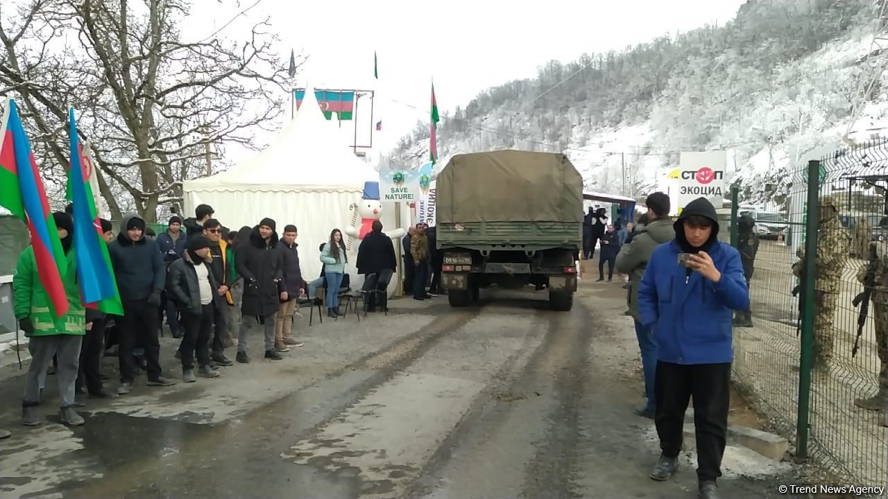 Rusiya sülhməramlılarına aid daha 15 avtomobil Laçın yolundan keçib (FOTO)
