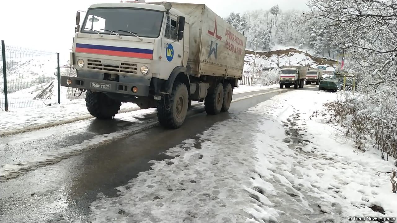 Rusiya sülhməramlılarına aid daha 15 avtomobil Laçın yolundan keçib (FOTO)