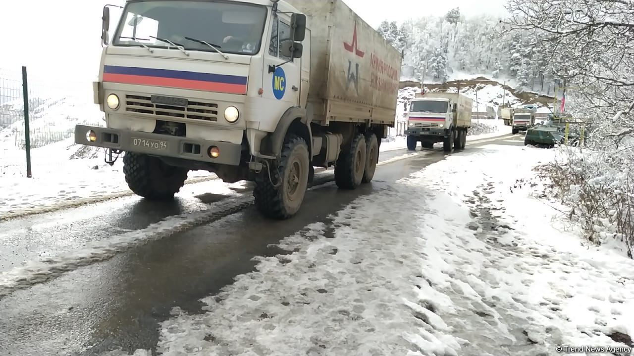 Rusiya sülhməramlılarına aid daha 15 avtomobil Laçın yolundan keçib (FOTO)