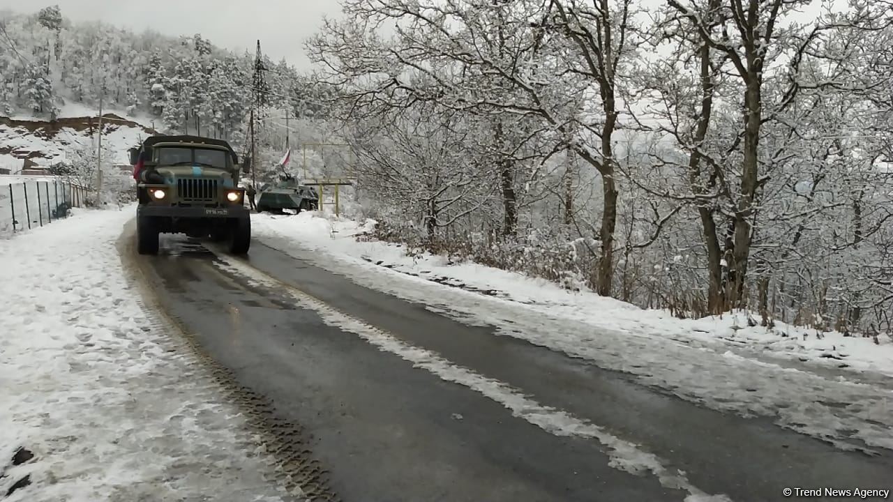 Rusiya sülhməramlılarına aid daha 15 avtomobil Laçın yolundan keçib (FOTO)