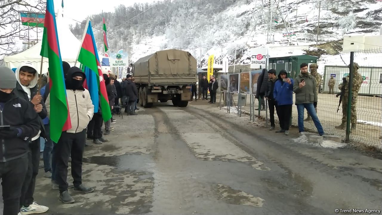 Rusiya sülhməramlılarına aid daha 15 avtomobil Laçın yolundan keçib (FOTO)
