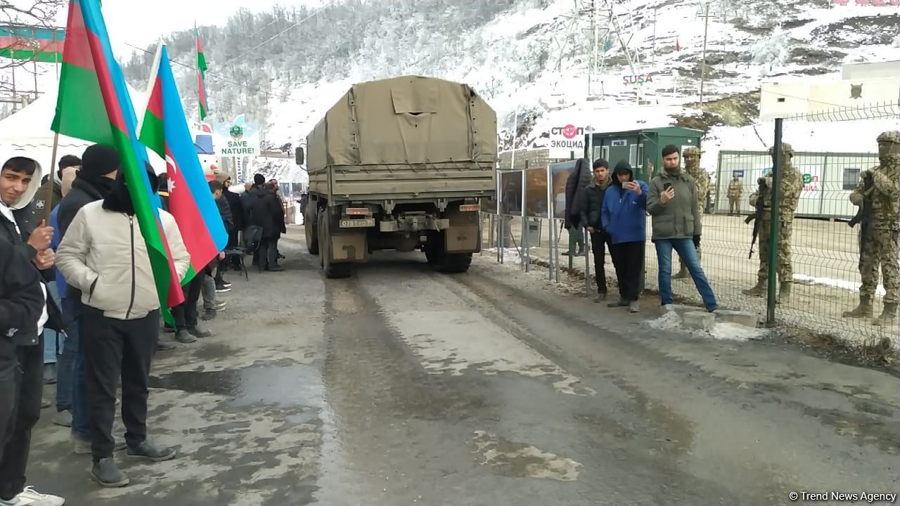Rusiya sülhməramlılarına aid daha 15 avtomobil Laçın yolundan keçib (FOTO)