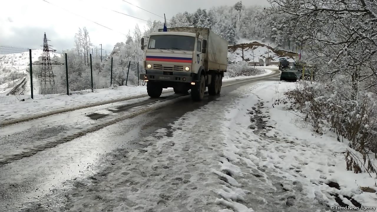 Rusiya sülhməramlılarına aid daha 15 avtomobil Laçın yolundan keçib (FOTO)
