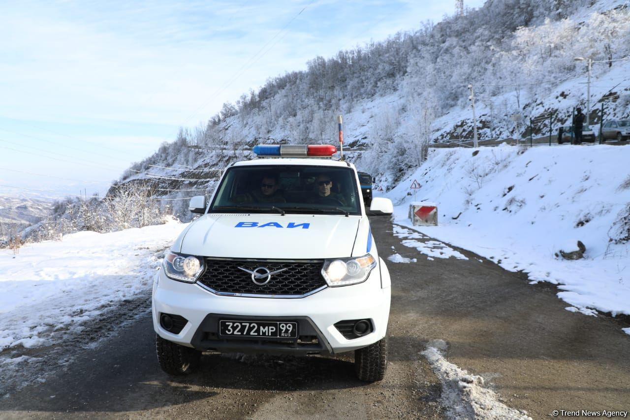 Sülhməramlılara məxsus 5 nəqliyyat vasitəsi Laçın yolundan keçib (FOTO)