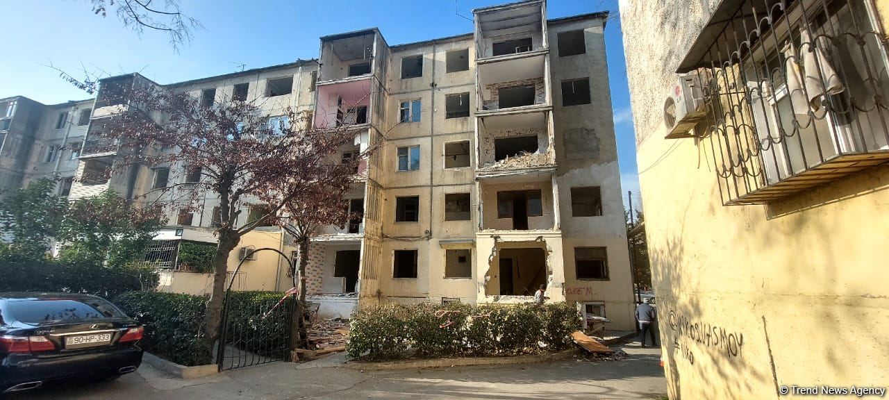 Bakının bu rayonunda yaşayış binası sökülür (FOTO/VİDEO)