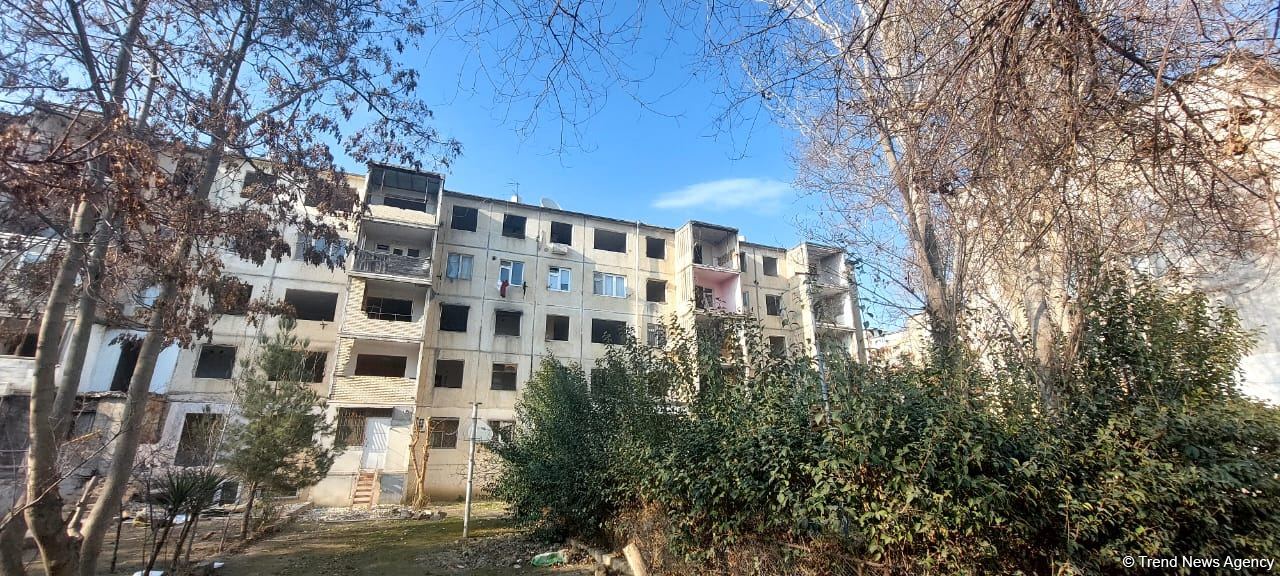 Bakının bu rayonunda yaşayış binası sökülür (FOTO/VİDEO)