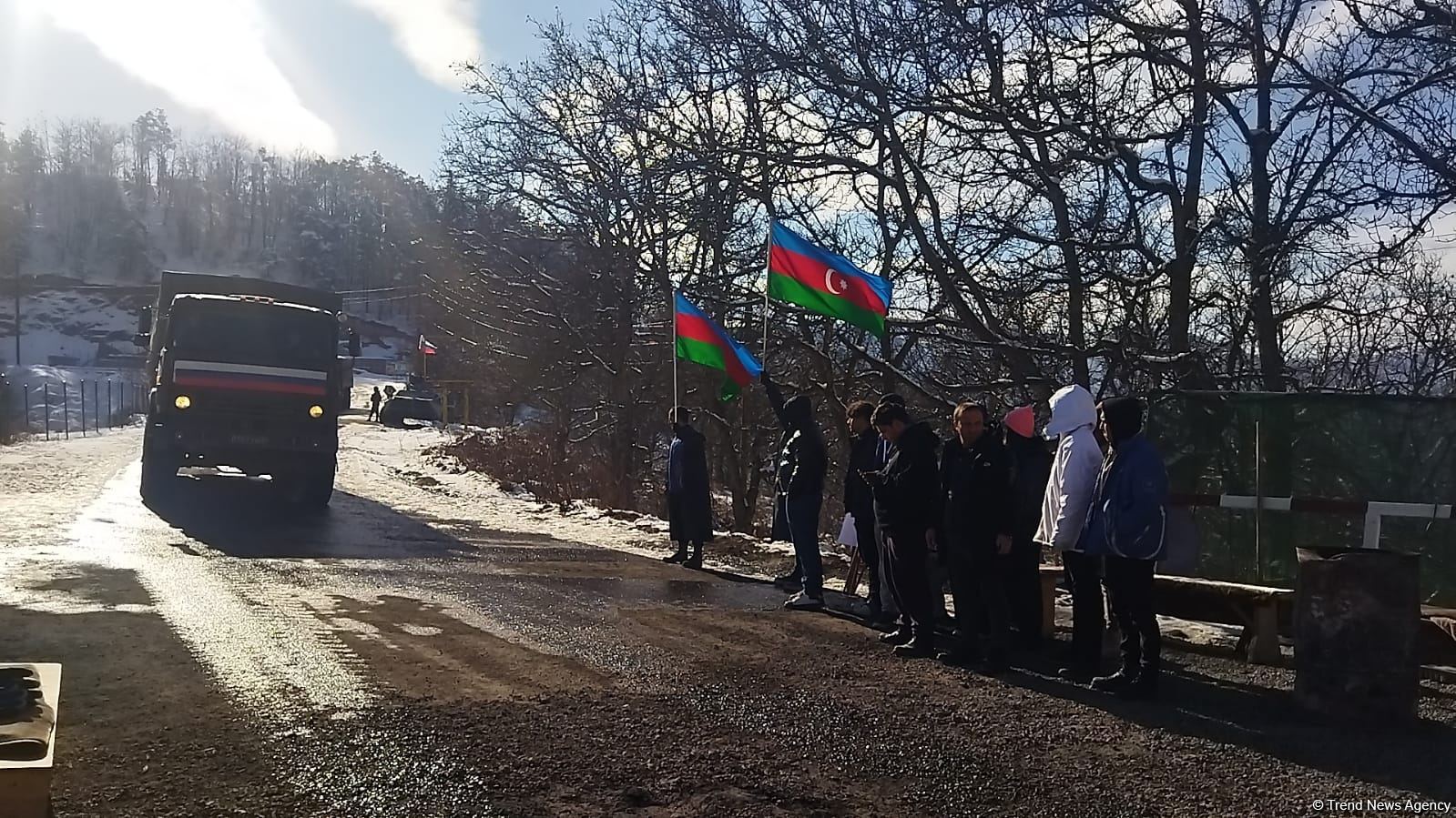 Sülhməramlılara məxsus 15 avtomobil Laçın yolundan maneəsiz keçid edib (FOTO)