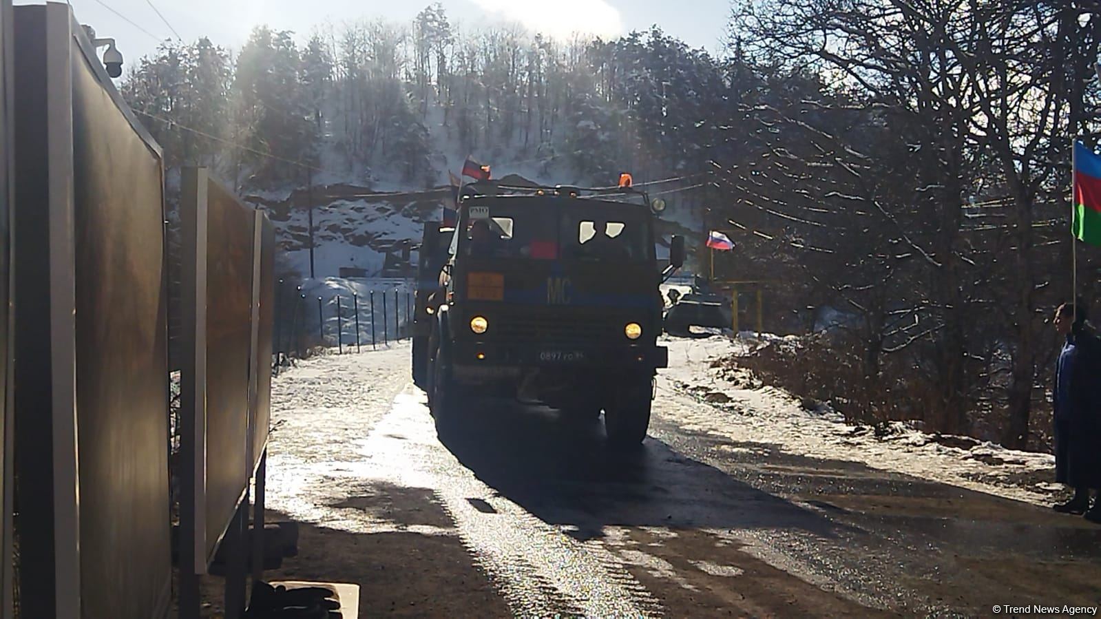 Sülhməramlılara məxsus 15 avtomobil Laçın yolundan maneəsiz keçid edib (FOTO)