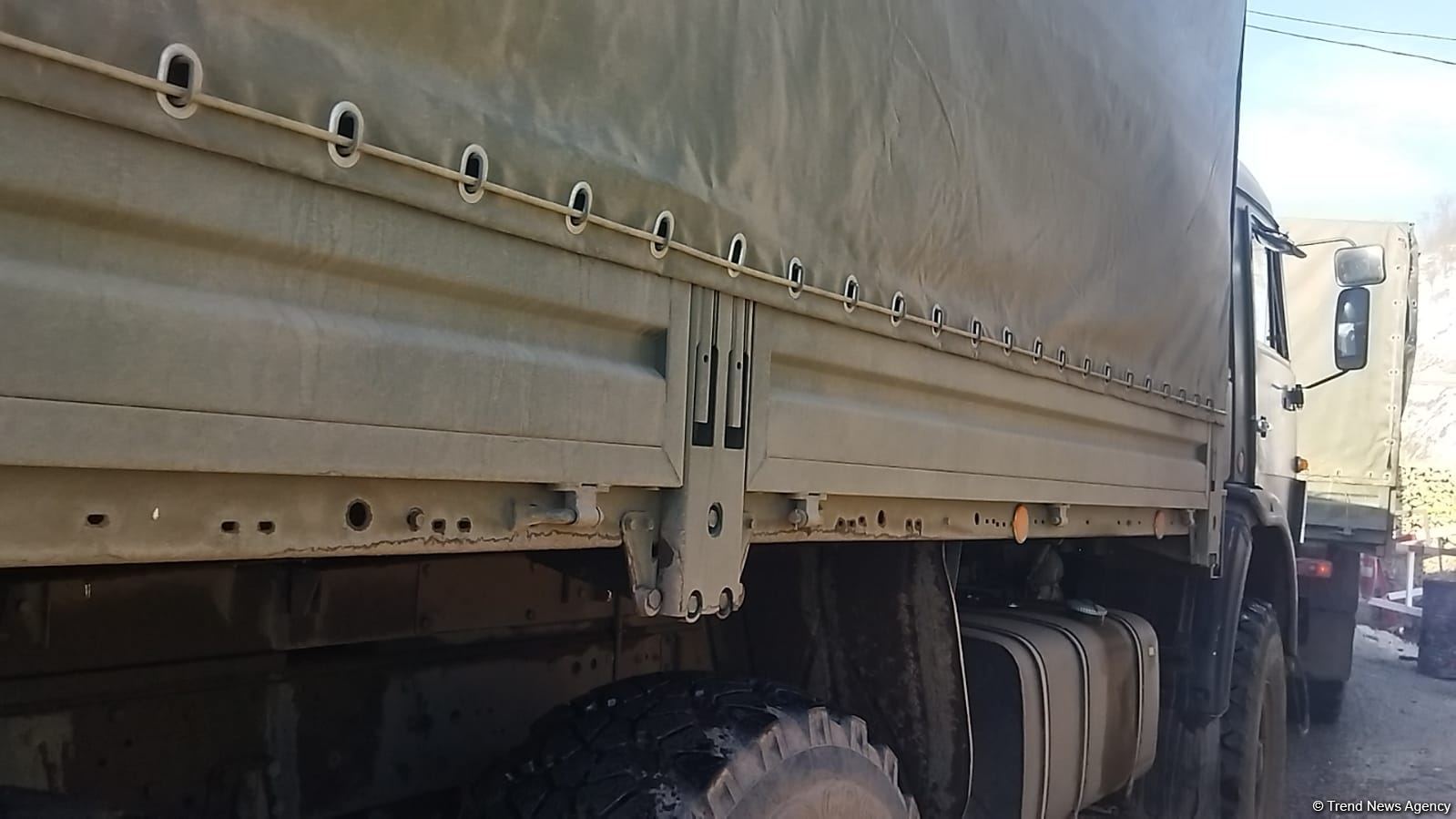 Sülhməramlılara məxsus 15 avtomobil Laçın yolundan maneəsiz keçid edib (FOTO)