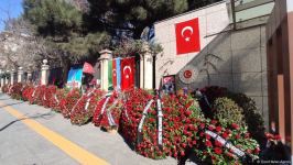 Azərbaycan vətəndaşları Türkiyə səfirliyinin qarşısında zəlzələ qurbanlarını anır (FOTO)