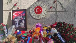 Azərbaycan vətəndaşları Türkiyə səfirliyinin qarşısında zəlzələ qurbanlarını anır (FOTO)
