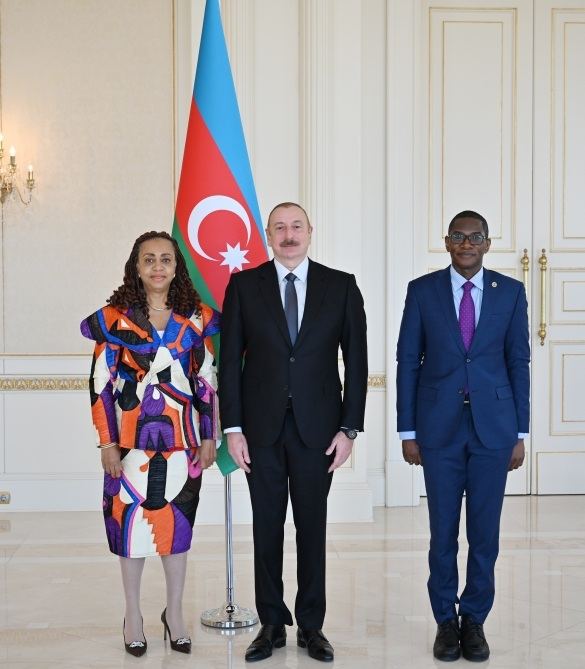 Prezident İlham Əliyev Qananın Azərbaycanda yeni təyin olunmuş səfirinin etimadnaməsini qəbul edib (FOTO/VİDEO) (YENİLƏNİB)