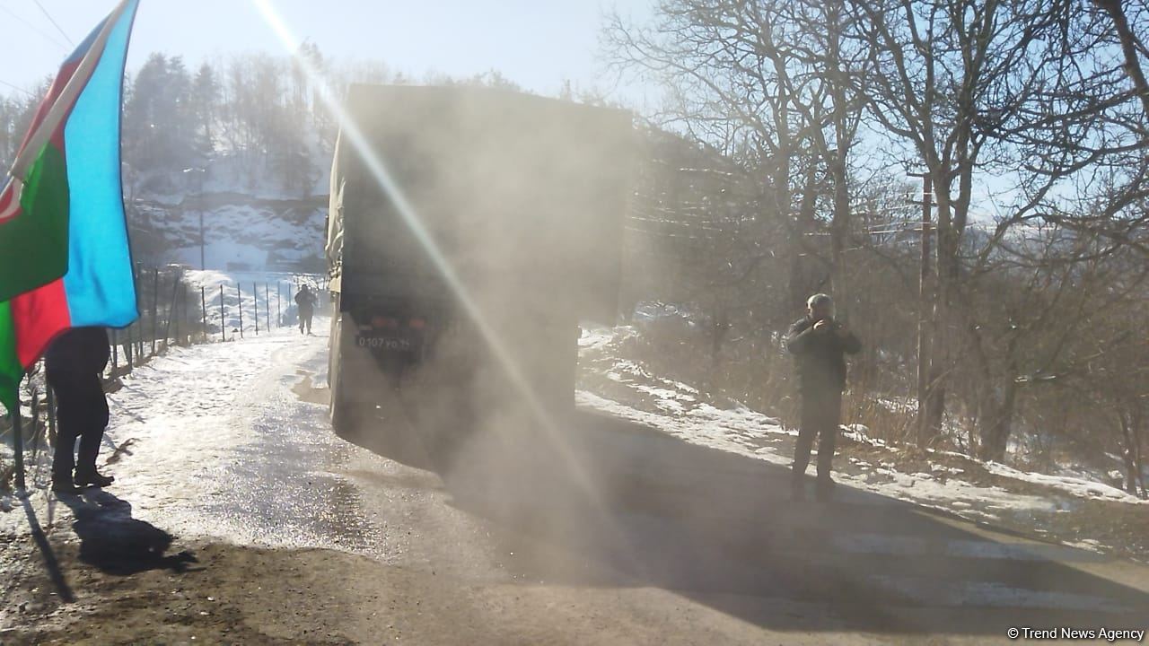Sülhməramlılara məxsus avtomobil karvanı Laçın yolundan keçib (FOTO/VİDEO)