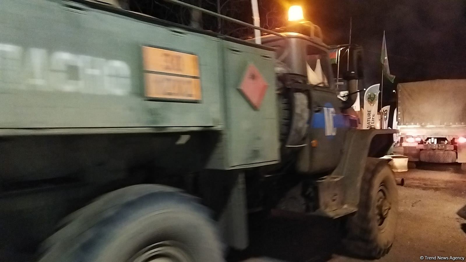 Sülhməramlılara aid 14 təminat avtomobili Laçın yolundan keçib (FOTO)