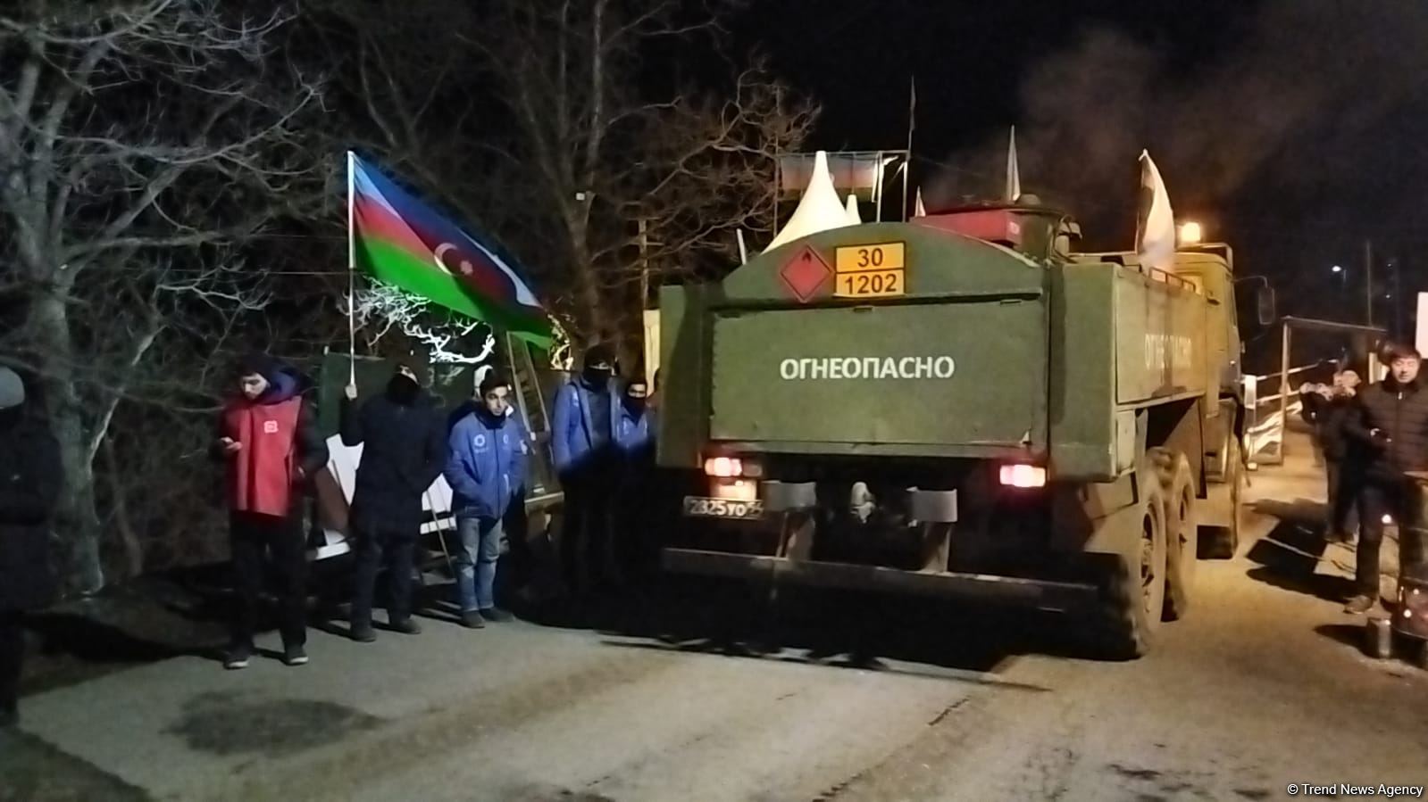 Sülhməramlılara aid 14 təminat avtomobili Laçın yolundan keçib (FOTO)