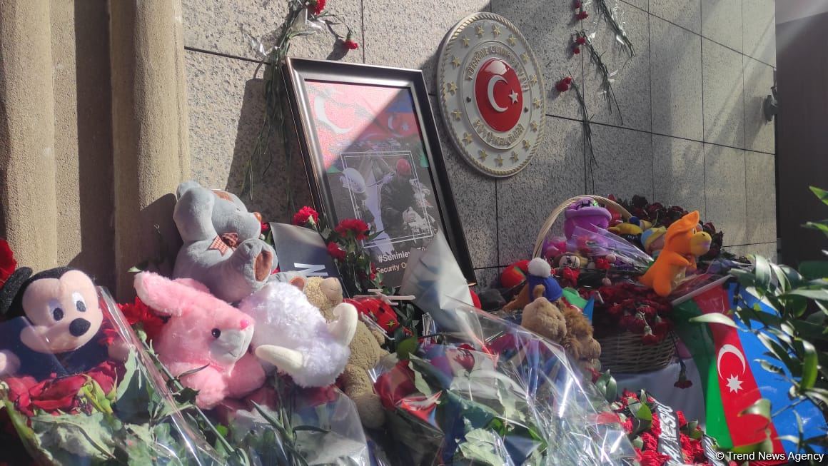Azərbaycan vətəndaşları Türkiyə səfirliyinin qarşısında zəlzələ qurbanlarını anır (FOTO)