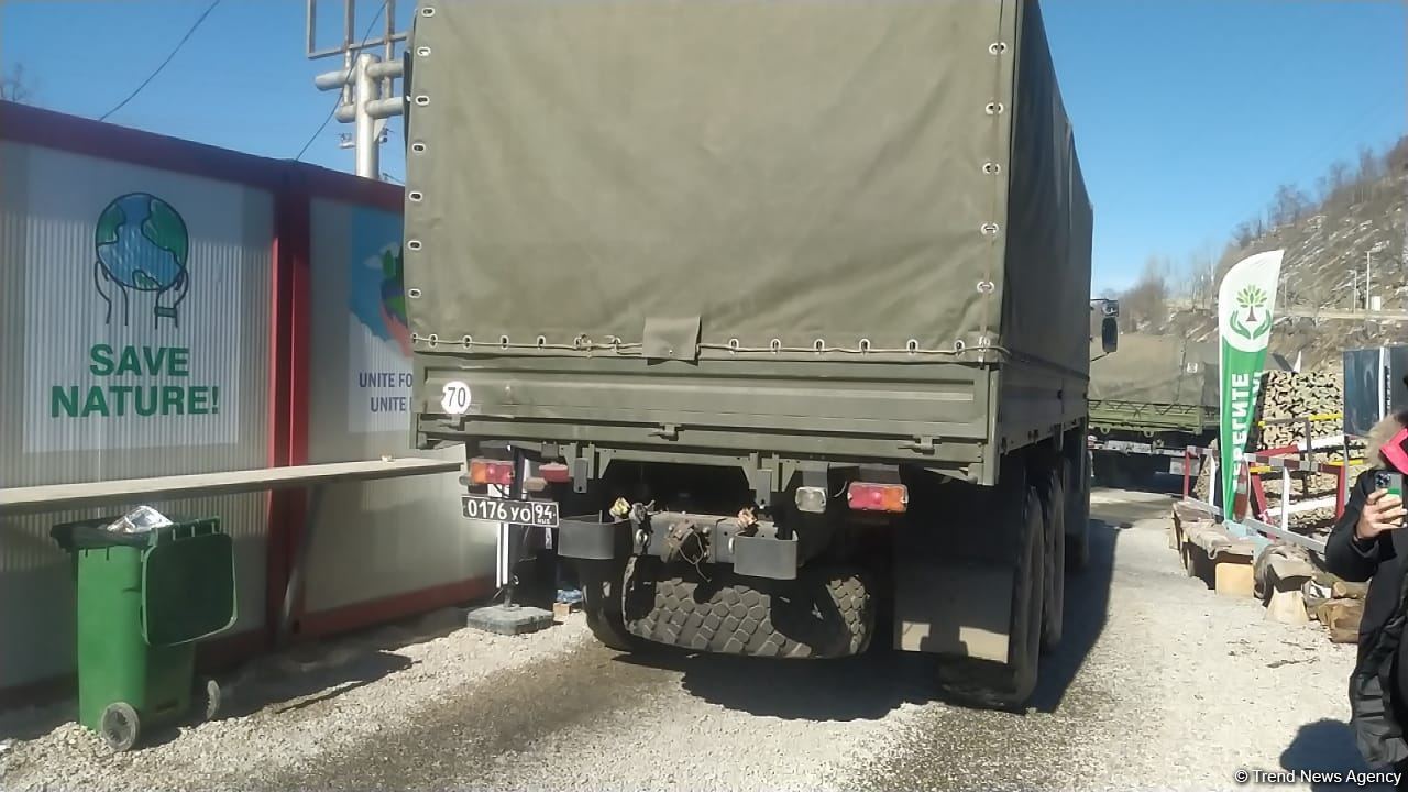 Sülhməramlılara aid 16 təminat avtomobili Laçın yolundan keçib (FOTO)