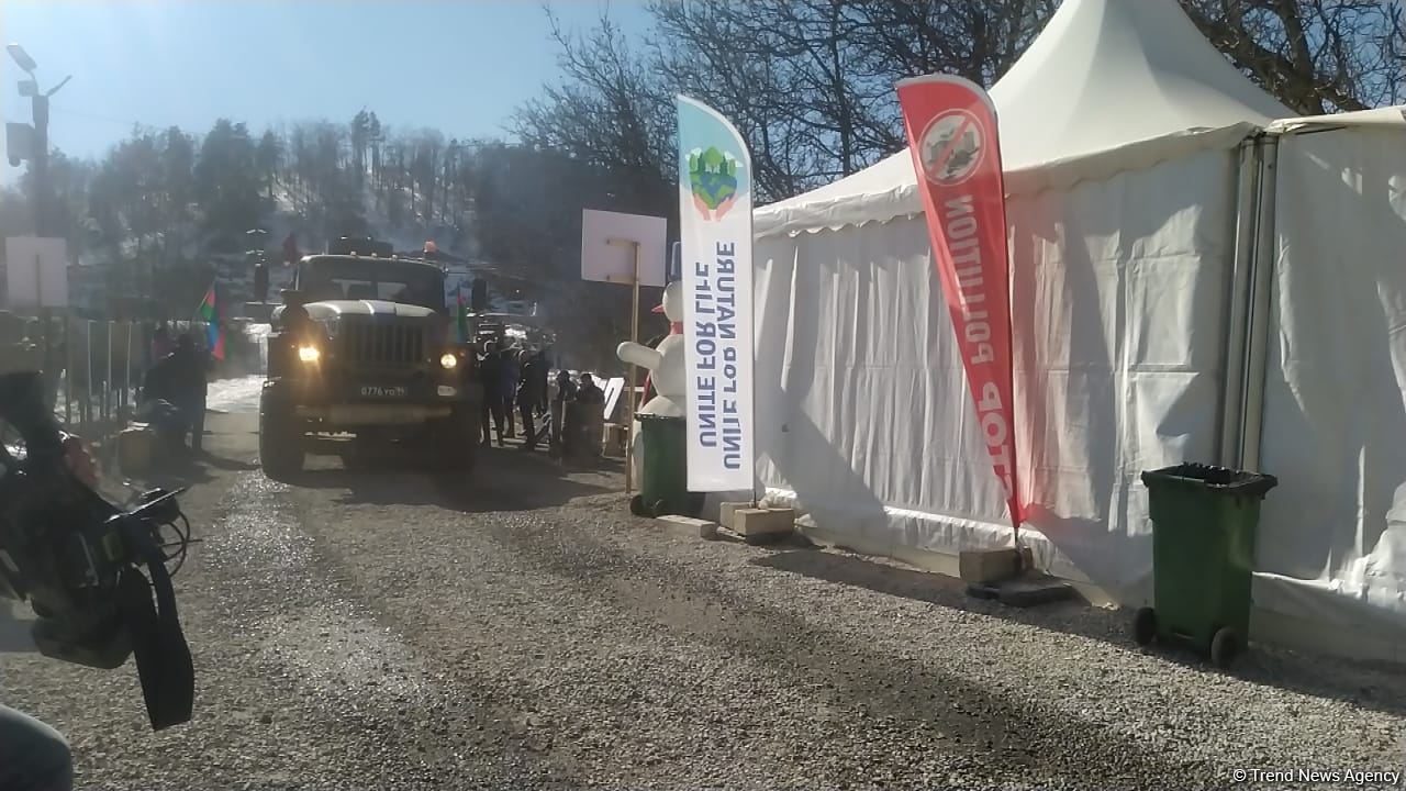 Sülhməramlılara aid 16 təminat avtomobili Laçın yolundan keçib (FOTO)
