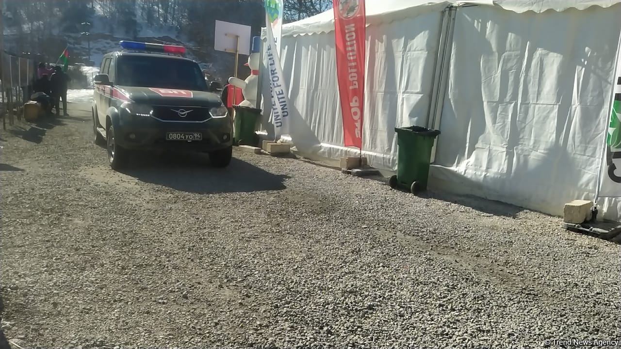 Sülhməramlılara aid 16 təminat avtomobili Laçın yolundan keçib (FOTO)