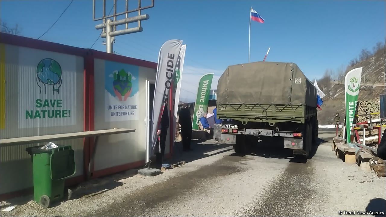 Sülhməramlılara aid 16 təminat avtomobili Laçın yolundan keçib (FOTO)