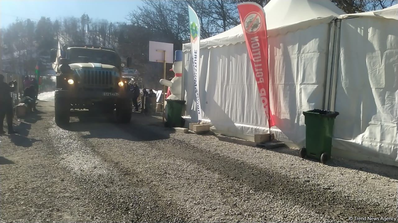 Sülhməramlılara aid 16 təminat avtomobili Laçın yolundan keçib (FOTO)