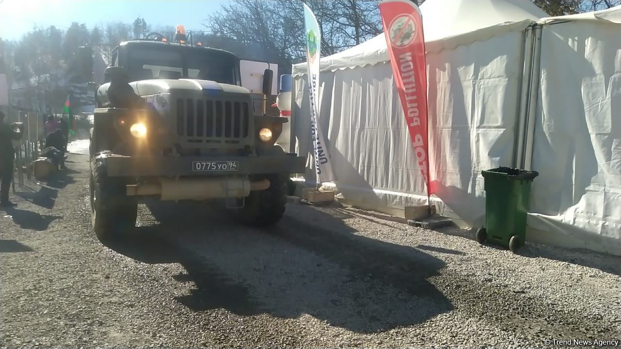 Sülhməramlılara aid 16 təminat avtomobili Laçın yolundan keçib (FOTO)