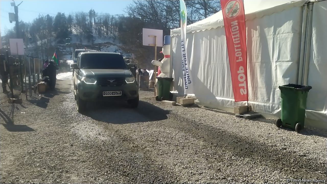 Sülhməramlılara aid 16 təminat avtomobili Laçın yolundan keçib (FOTO)