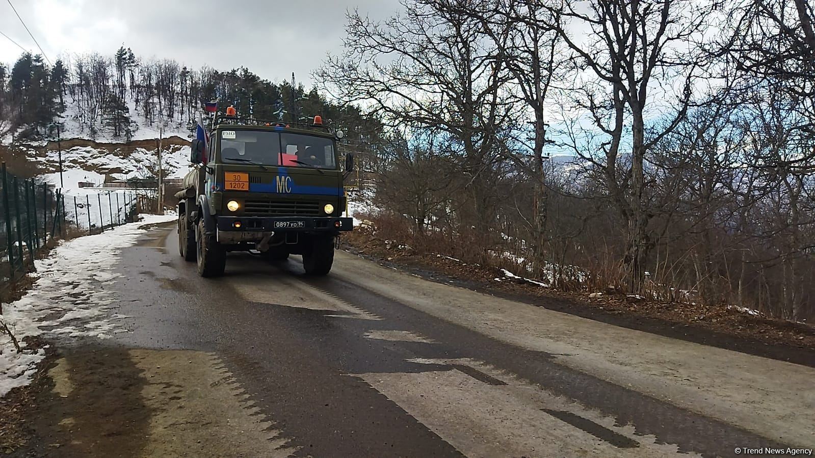 Sülhməramlılara aid 18 avtomobil Laçın yolundan keçib (FOTO)
