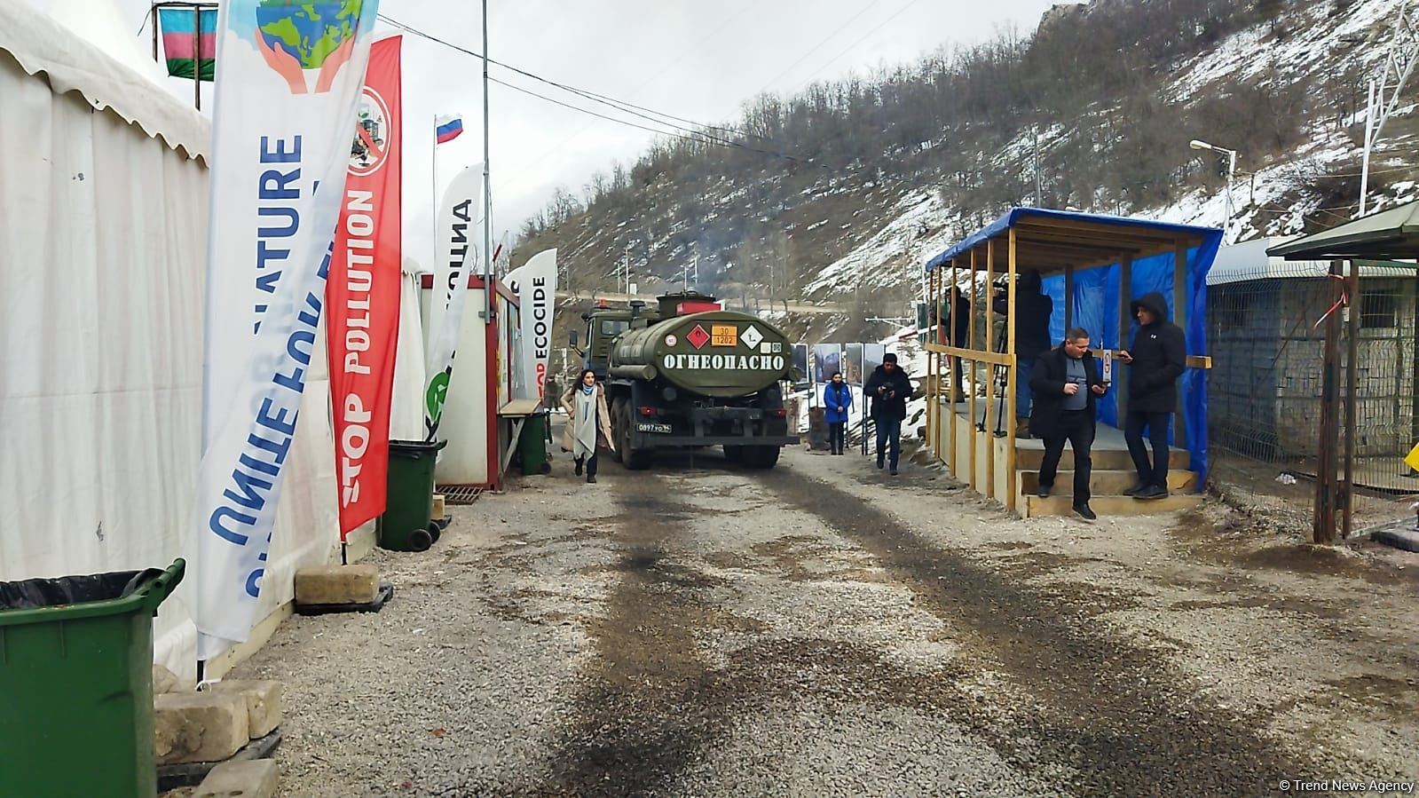 Sülhməramlılara aid 18 avtomobil Laçın yolundan keçib (FOTO)
