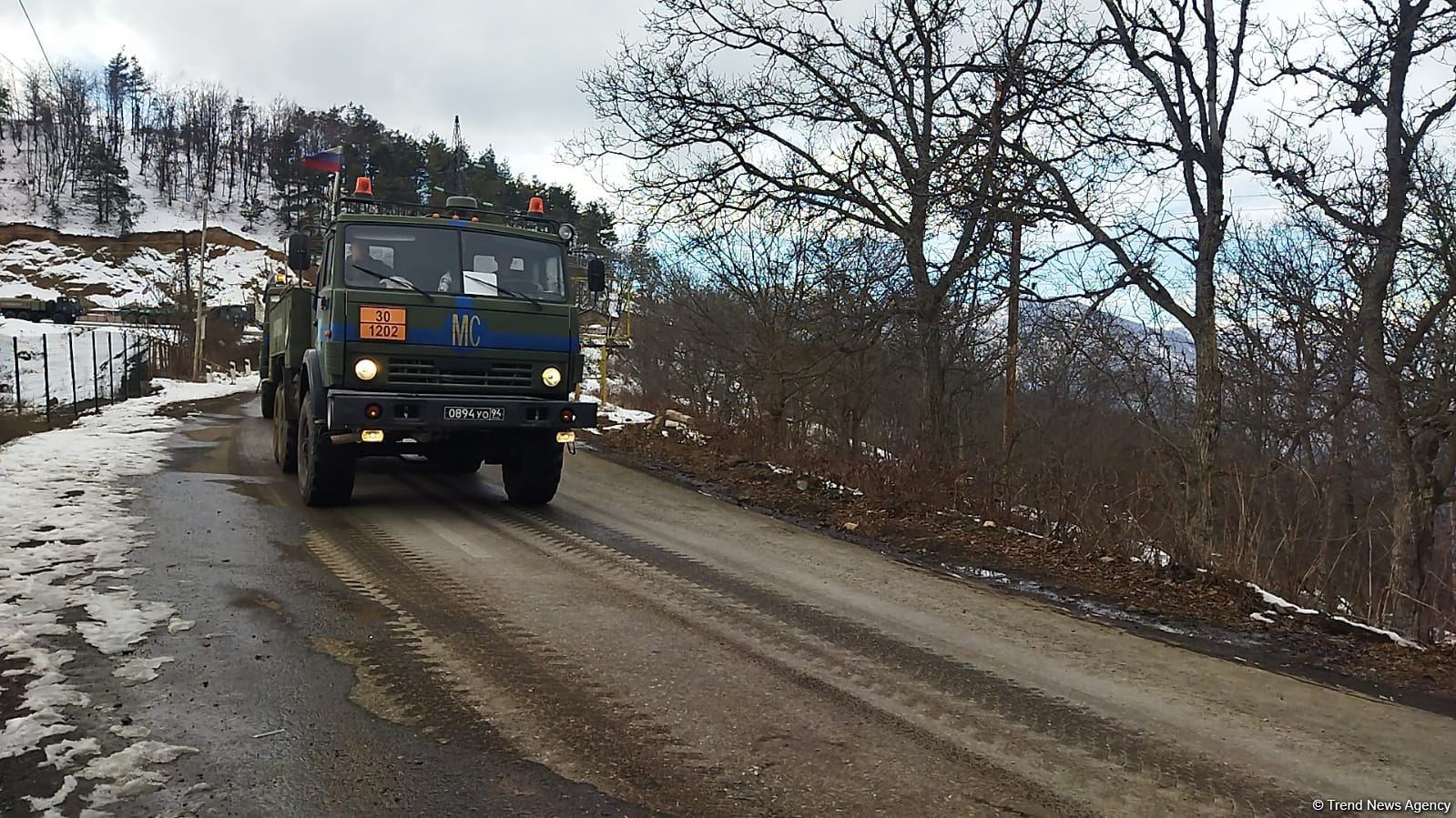 Sülhməramlılara aid 18 avtomobil Laçın yolundan keçib (FOTO)