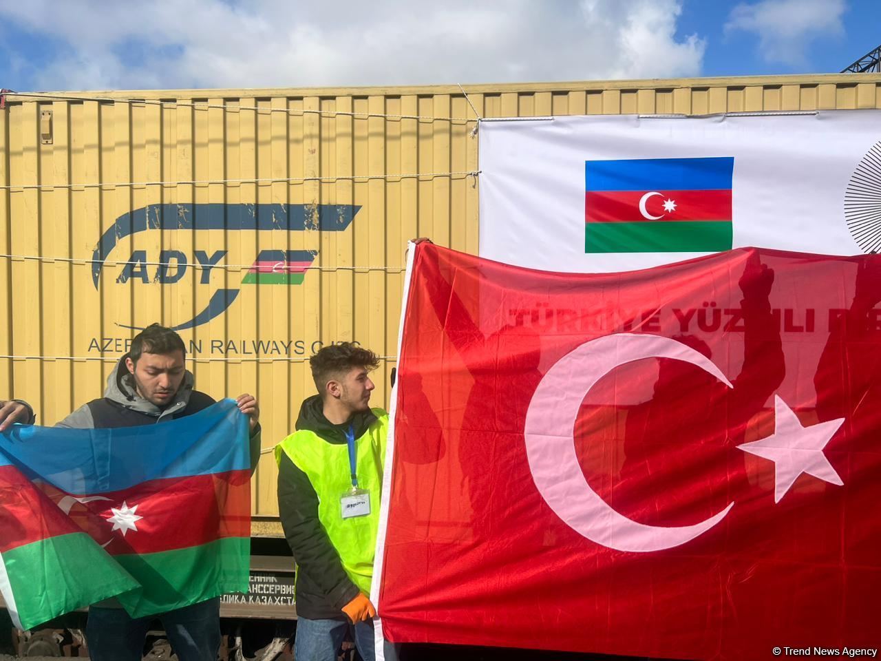 Biləcəri dəmir yolu stansiyasından Türkiyəyə 25 konteynerdən ibarət humanitar yük yola salınıb (FOTO)