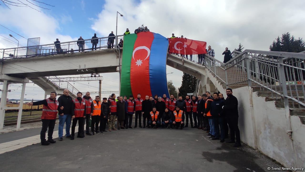 Biləcəri dəmir yolu stansiyasından Türkiyəyə 25 konteynerdən ibarət humanitar yük yola salınıb (FOTO)