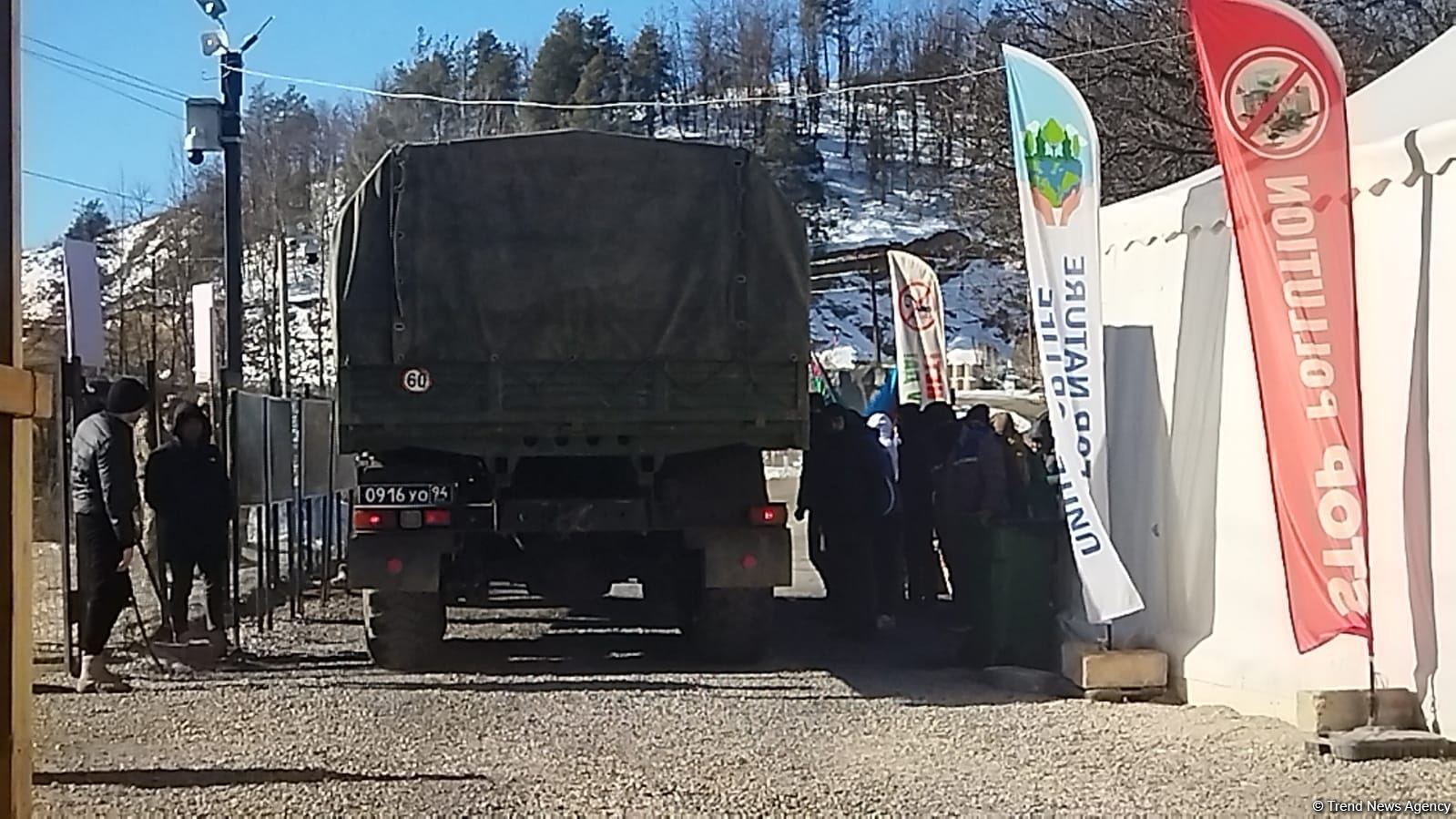 Sülhməramlılara aid 2 avtomobil Laçın yolundan keçib (FOTO)