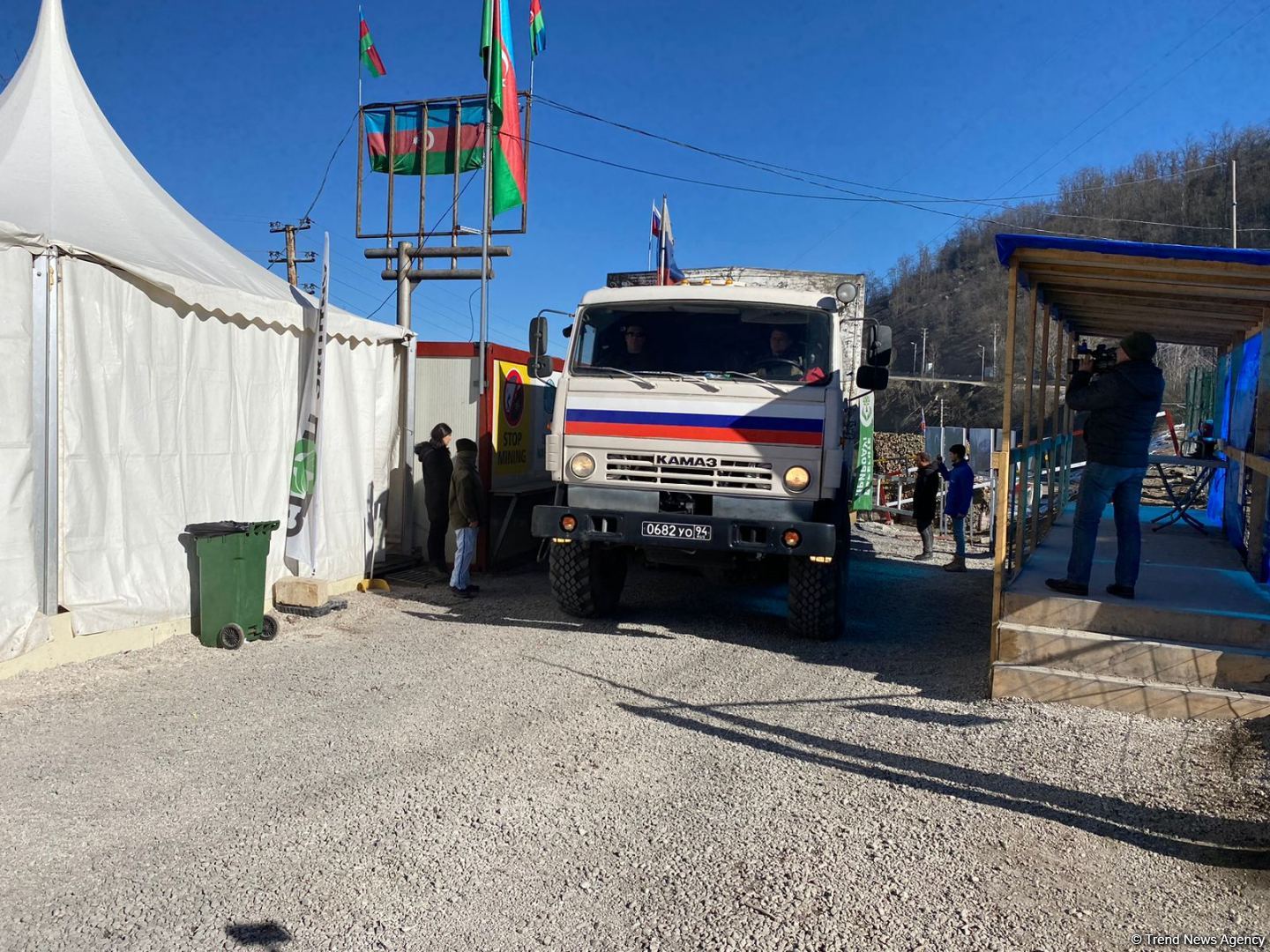 Sülhməramlılara aid 3 avtomobil Laçın yolundan keçib (FOTO)