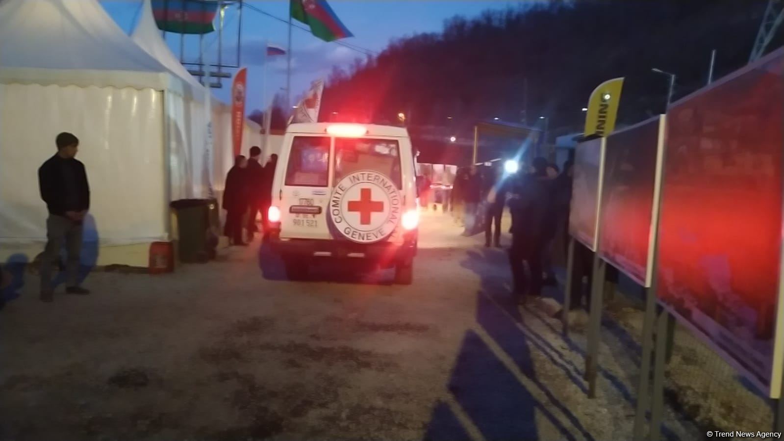 BQXK-ya məxsus avtomobillər Laçın yolundan keçərək geri qayıdıb (FOTO)