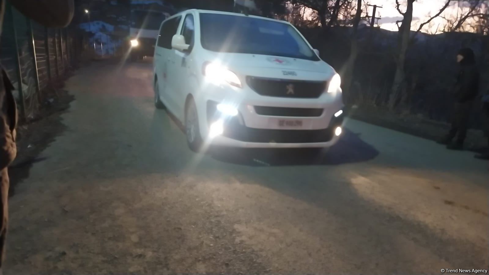 BQXK-ya məxsus avtomobillər Laçın yolundan keçərək geri qayıdıb (FOTO)