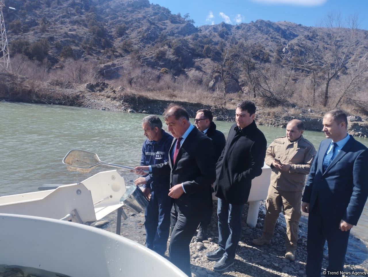 Həkəri çayına qızılxallı forel balıqları buraxılıb (FOTO)