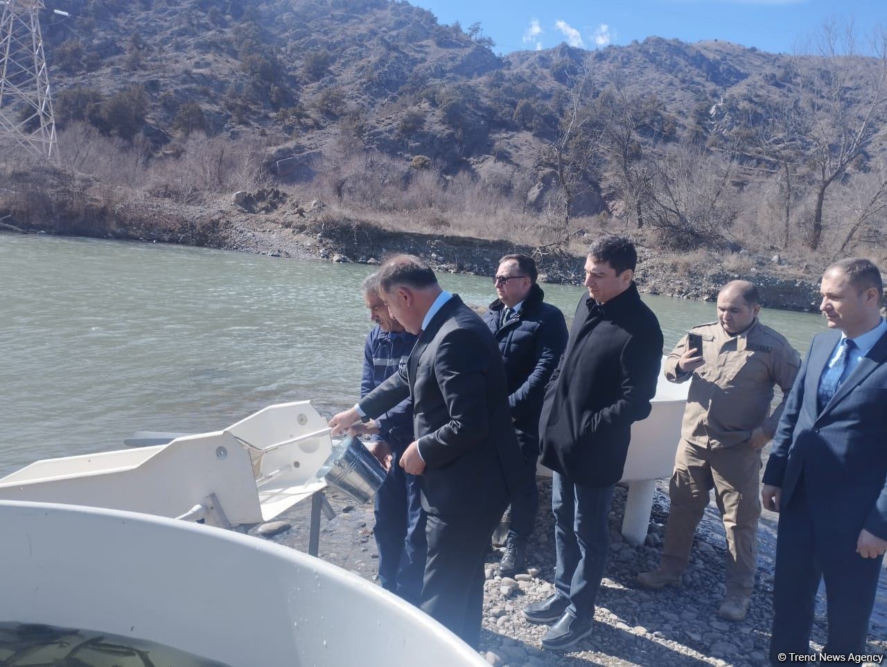 Həkəri çayına qızılxallı forel balıqları buraxılıb (FOTO)