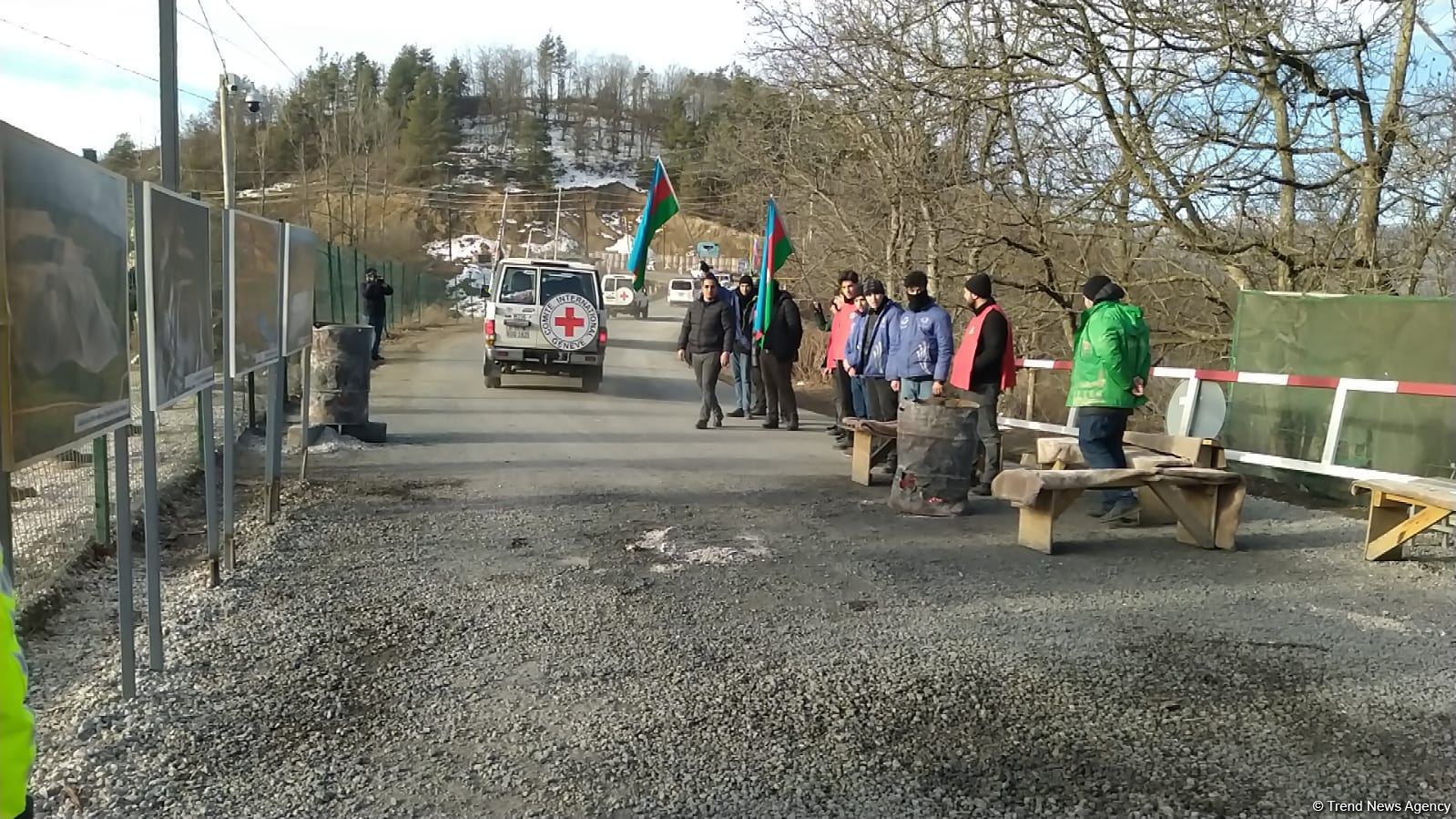 BQXK-ya məxsus avtomobillər Laçın yolundan keçib (FOTO)