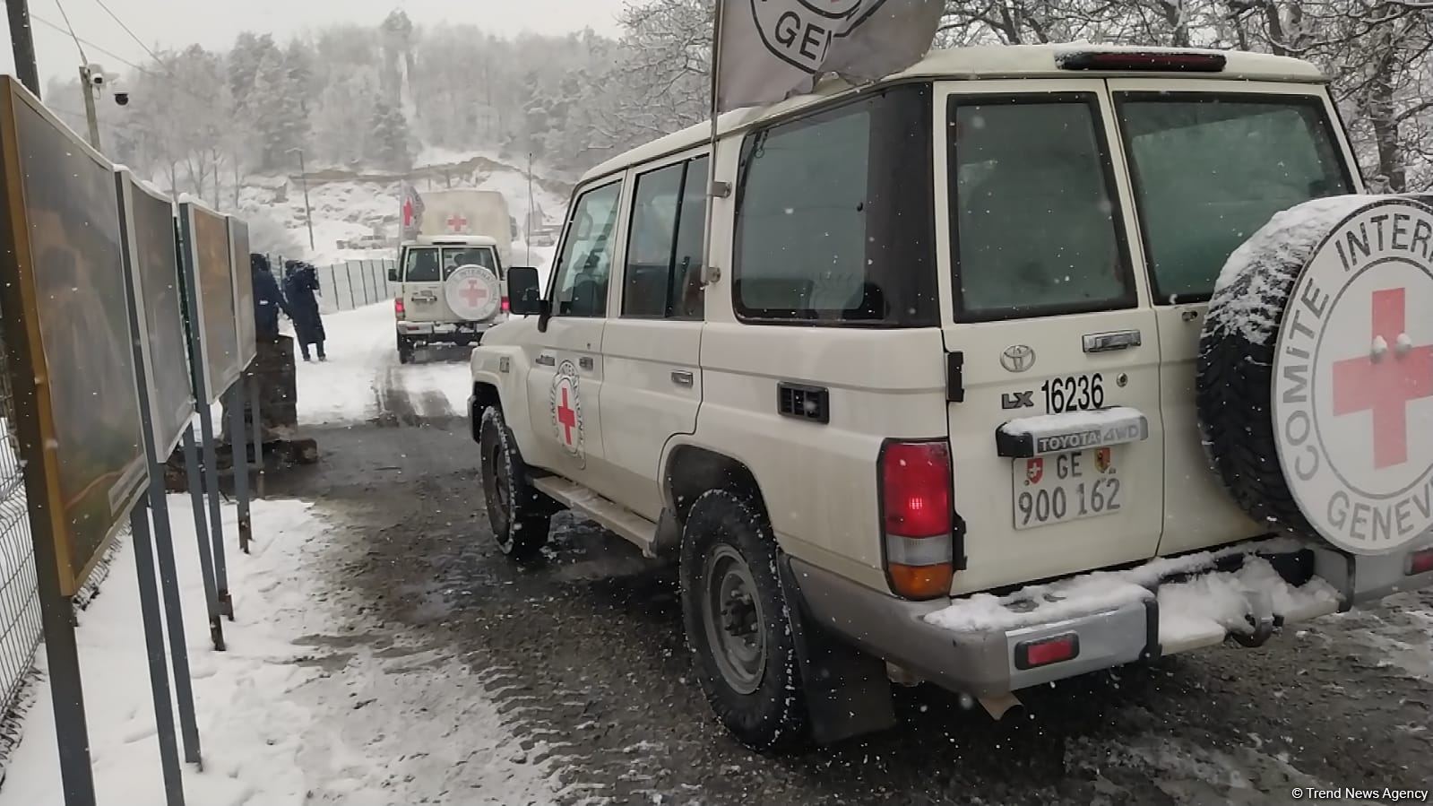 BQXK-ya məxsus avtomobillər Laçın yolundan keçib (FOTO)