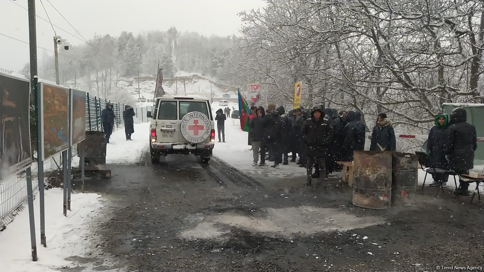 BQXK-ya məxsus avtomobillər Laçın yolundan keçib (FOTO)